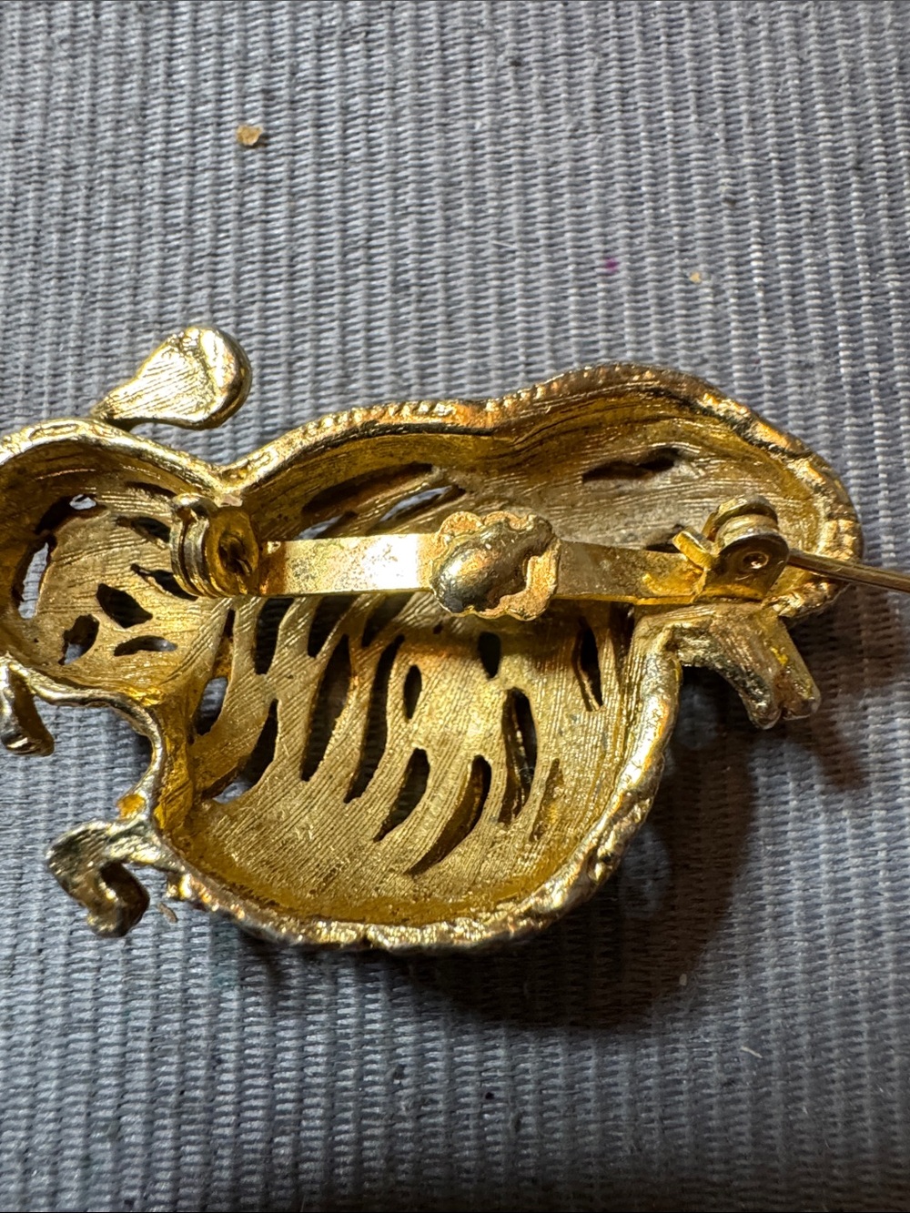 Vintage Source Unknown Gold-Tone Poodle Brooch with Green Eye - Picture 3 of 4